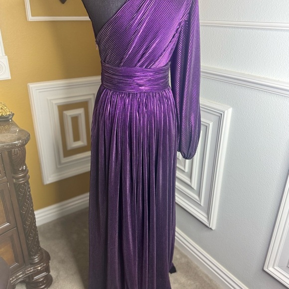 Bronx and Banco size XS
Purple Florence Gown / Elegant Purple One-Shoulder Dress - Picture 9 of 17